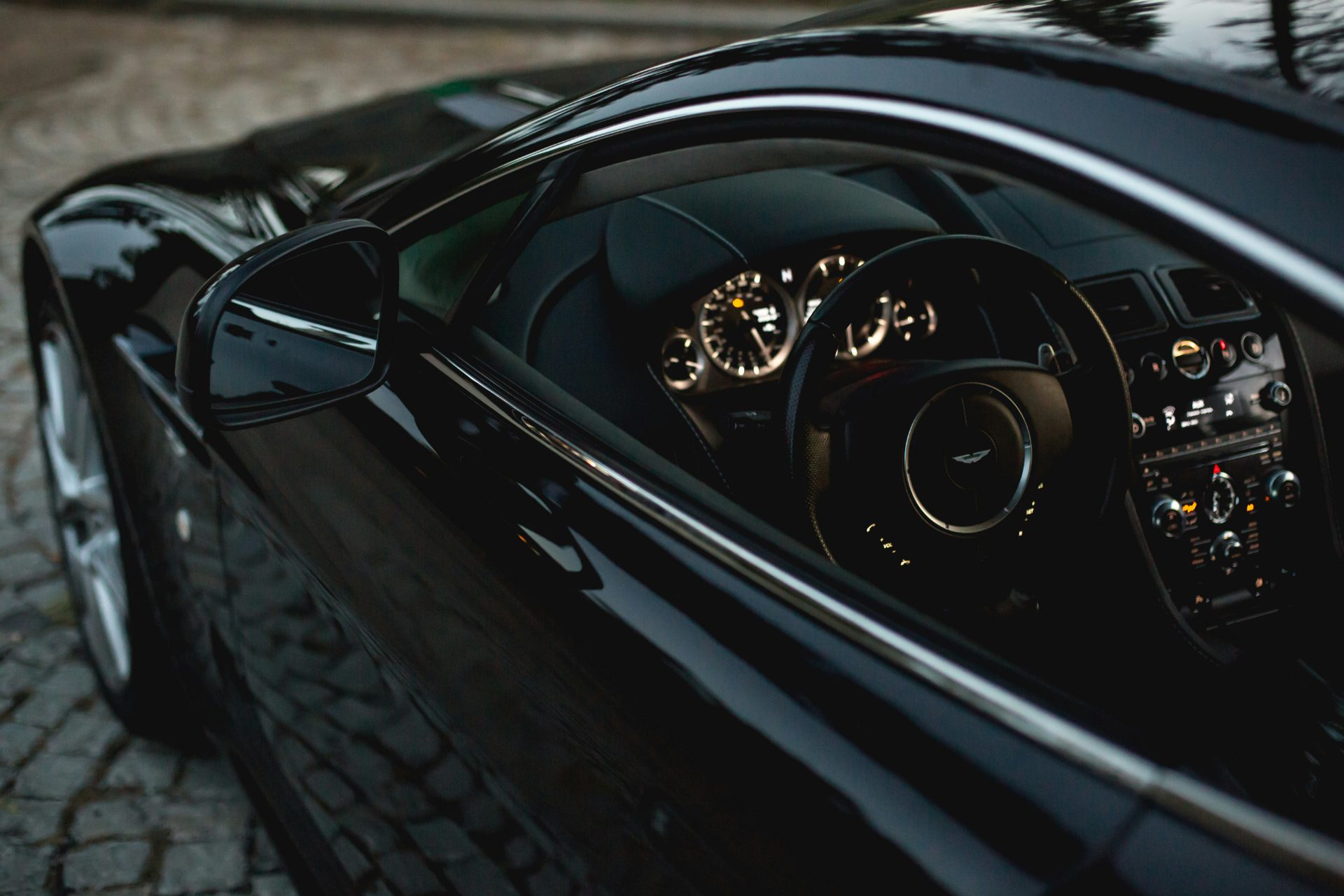 Cockpit i sportbil — finansiering hos 4or Wheel Deal