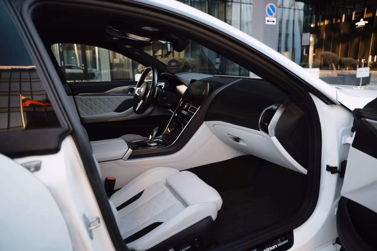BMW M8 Competition — instrumentpanel