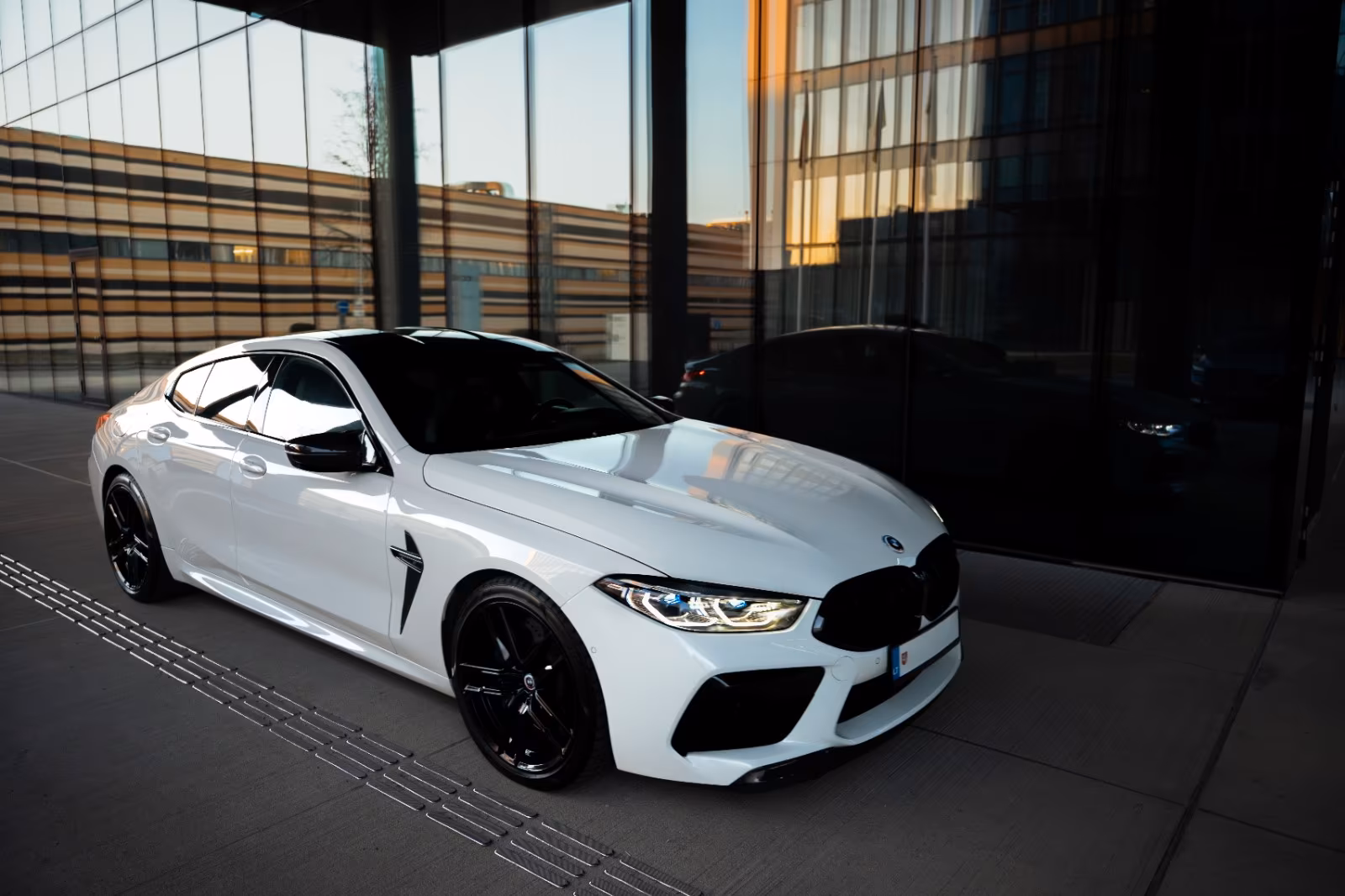 BMW M8 Competition — front vid glasfasad