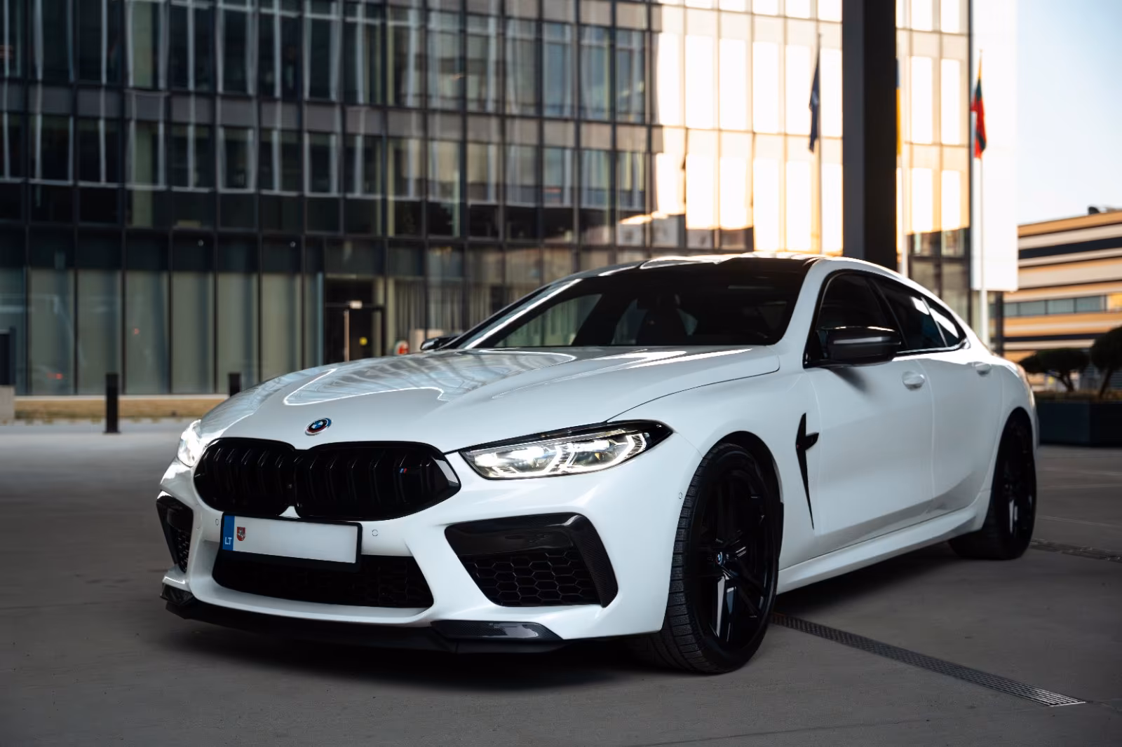 BMW M8 Competition — front med BMW Laserlight