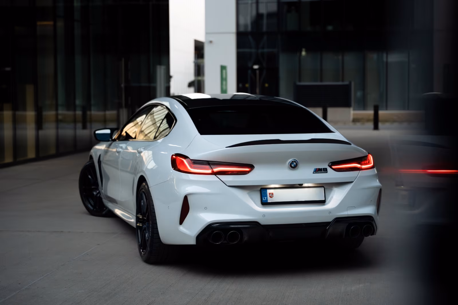 BMW M8 Competition — bakparti i mörker