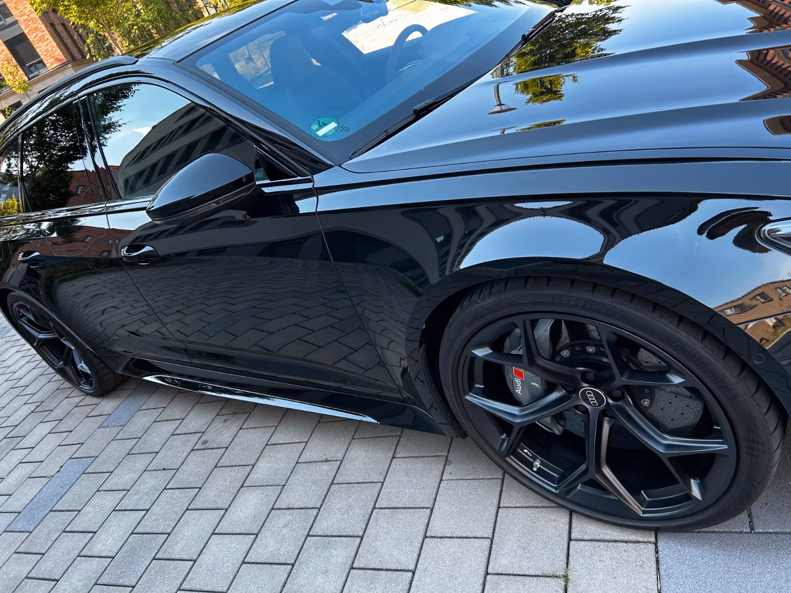 Audi RS6 Performance — sidoparti i svart metallic